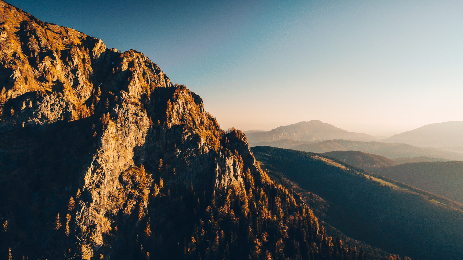 Cabana luminoasă în pădure